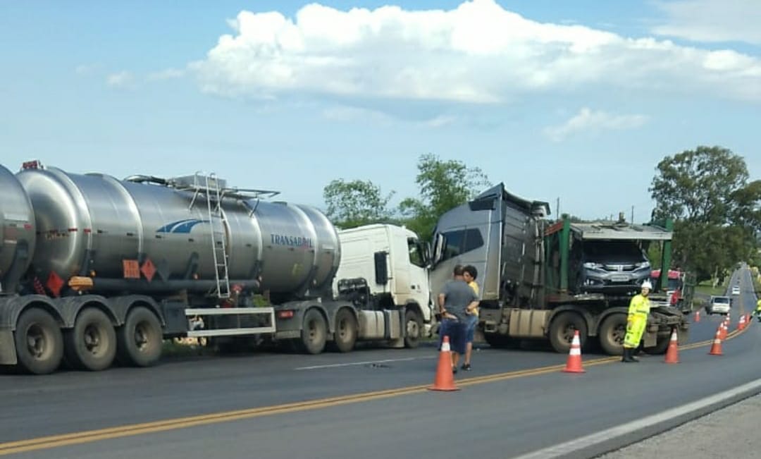 Carro bate de frente com cegonheira na BR-251 e duas pessoas morrem, Grande Minas