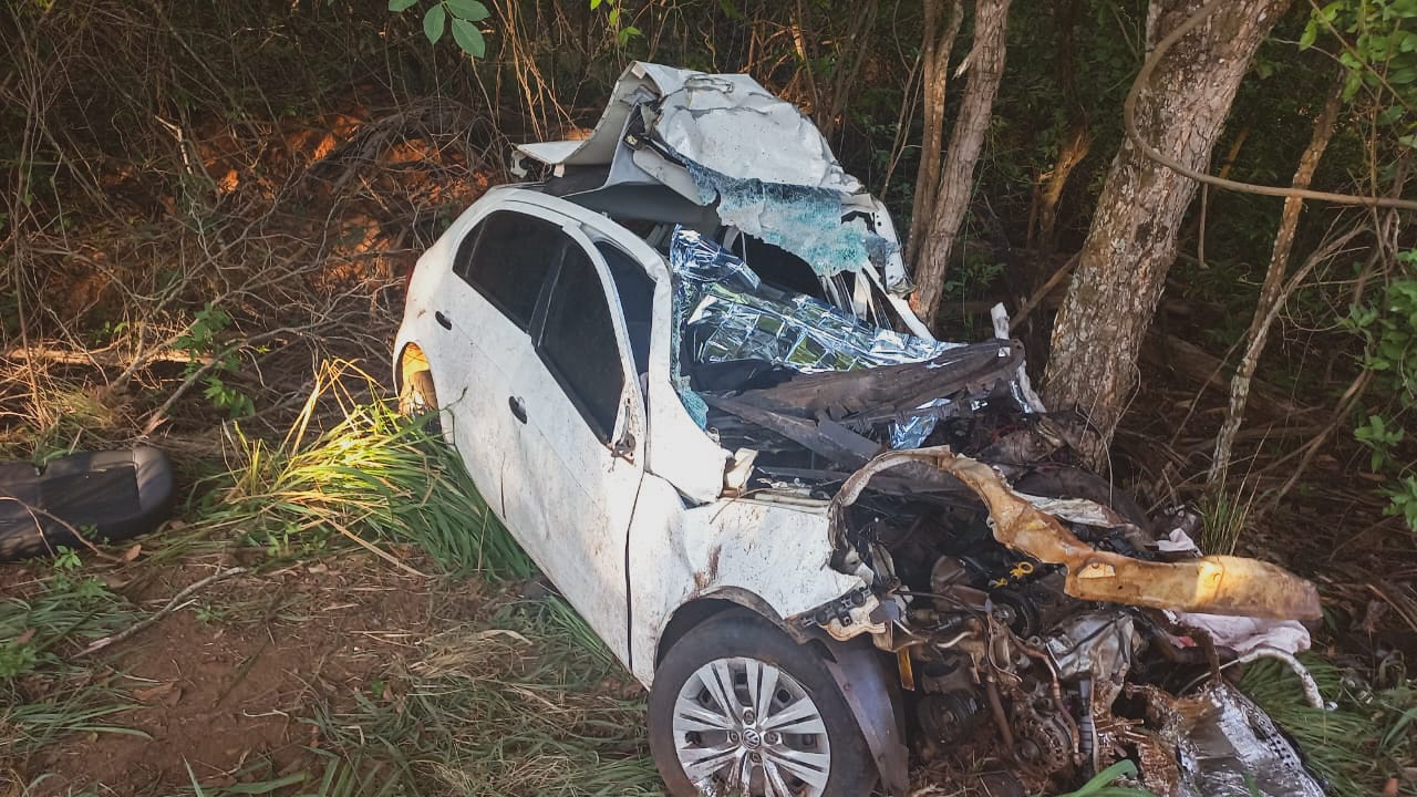 Homem morre após carro bater de frente com carreta na BR-251, em Unaí - D  NEWS JORNAL