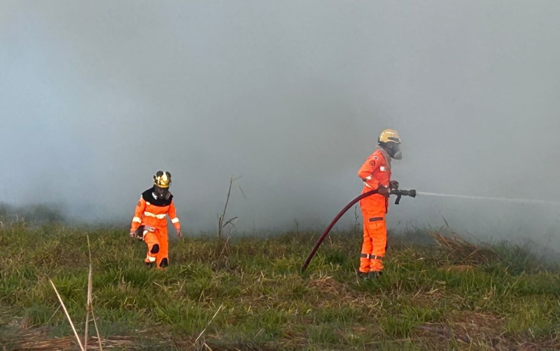 Bombeiros combatem incêndio em vegetação urbana por mais de 4 horas e evitam tragédia em Unaí