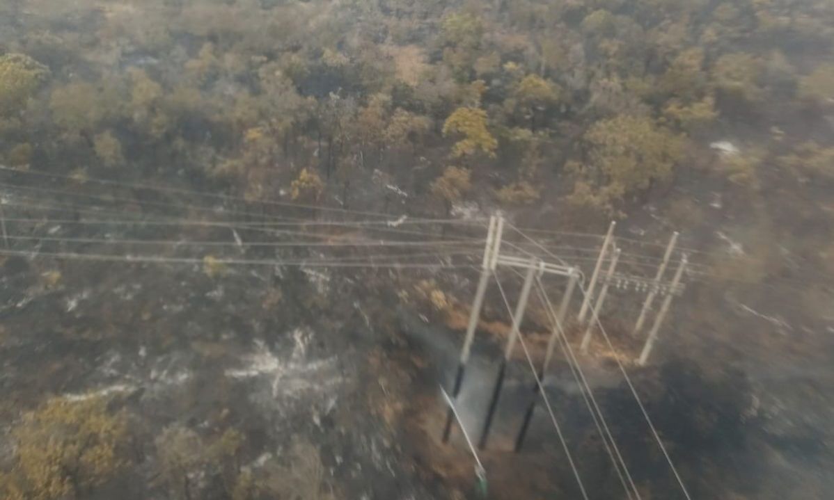 Incêndio na BR-251 atinge rede elétrica e deixa clientes sem energia entre Unaí e Brasília